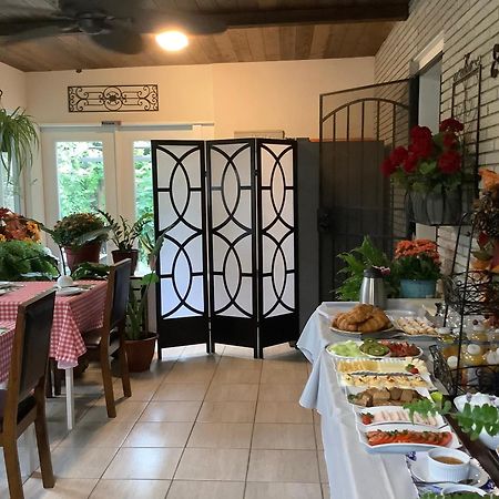 Via Veneto - Old Town Bed & Breakfast Niagara-on-the-Lake Bagian luar foto